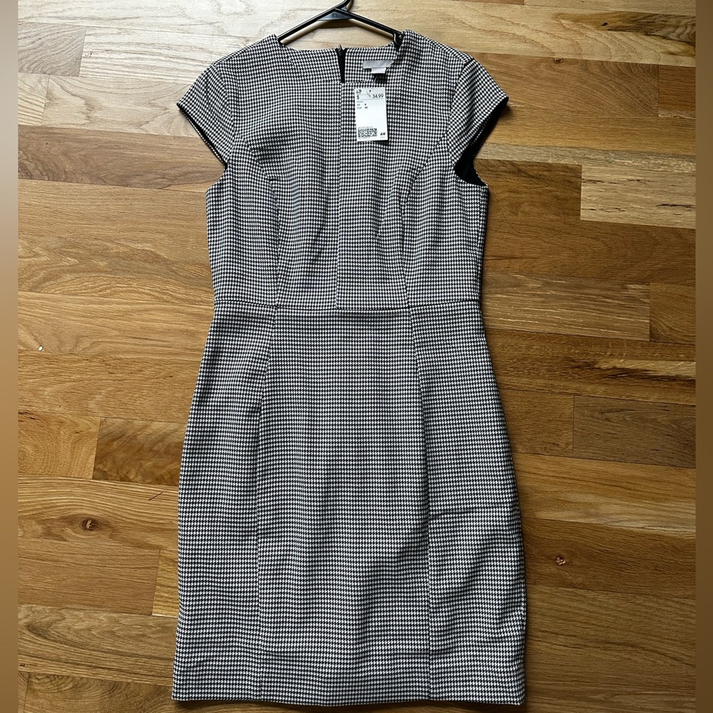 Black and white mini houndstooth knee-length dress from H&M. New with tag